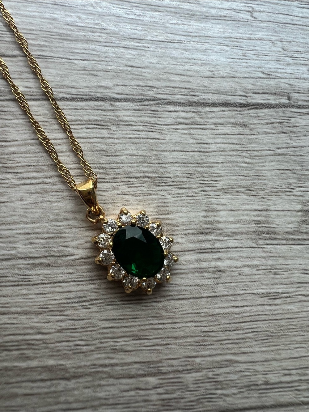 Elegant Gold-Tone Emerald Green Oval Pendant Necklace - Picture 5 of 7